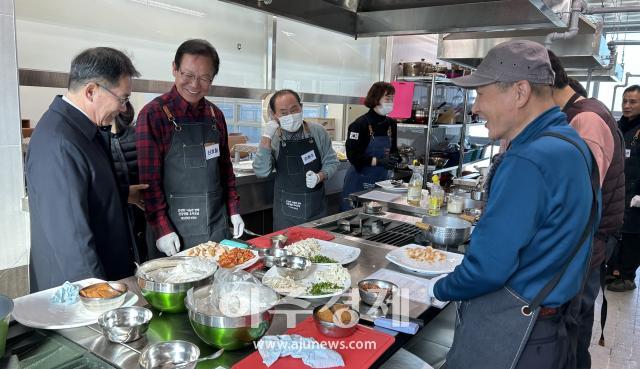 대구광역시 군위군 보건소는 지난 11월 8일부터 총 8회에 걸쳐 운영한 ‘아버님 생활요리교실’ 프로그램이 인기리에 마무리됐다 사진대구군위군