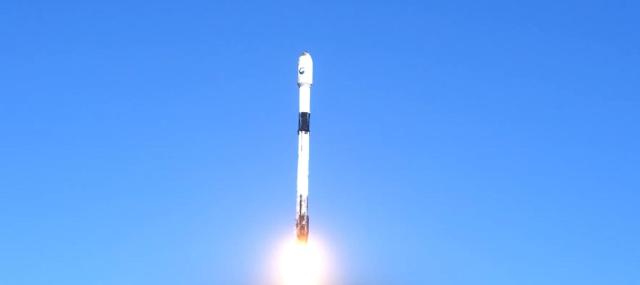 리 군의 정찰위성 1호기를 탑재한 미국 스페이스Ⅹ사의 우주발사체 ‘팰컨9′이 밴덴버그 기지 내 발사대에 올라 하늘로 발사되는 장면스페이스X 생중계 캡처