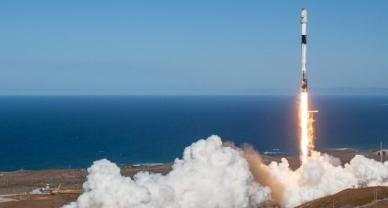 한국 첫 군사정찰위성 탑재 우주발사체 팰컨9 발사