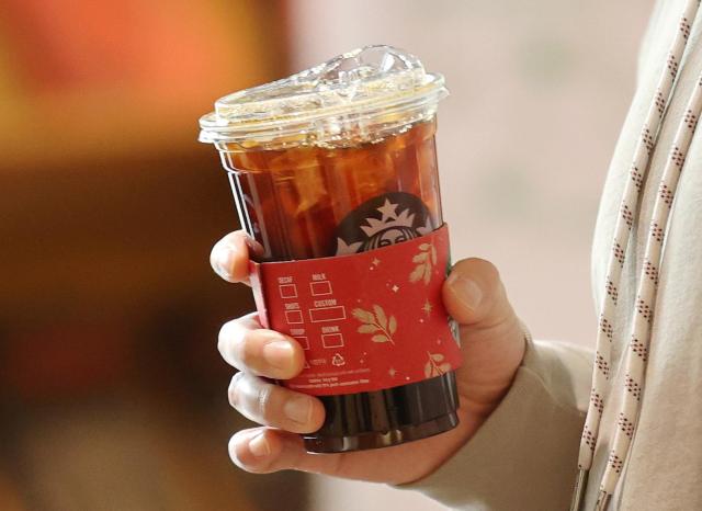 13일 서울 강남구의 한 스타벅스에서 시민이 구입한 커피를 들고 매장을 나서고 있다 사진연합뉴스