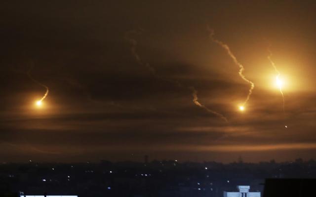 12월 3일현지시간 가자지구 남부 칸유니스 상공에 이스라엘의 조명탄이 빛나고 있다 사진UPI 연합뉴스 
