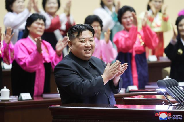 김정은 북한 국무위원장이 11년 만에 열린 전국어머니대회에 직접 참석해 개회사를 했다 사진연합뉴스