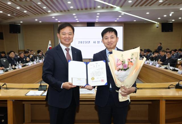 허건영 국방기술품질원장왼쪽과 김호진 책임연구원사진국방기술품질원