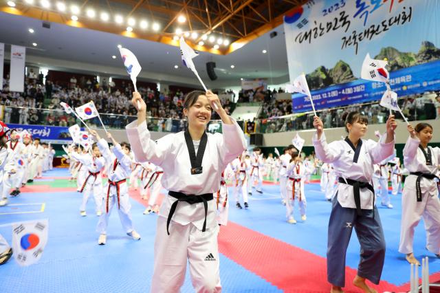 영천시에서 개최된 2023 대한민국 독도수호 태권도대회에서 참가자들이 태극기를 흔들며 독도수호 의지를 담은 플레쉬 몹을 하고 있다사진영천시