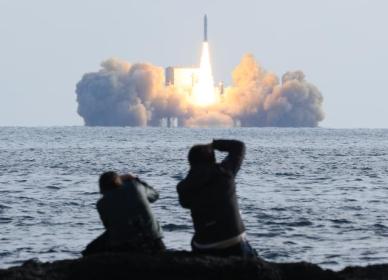 [종합] 군, 고체연료 추진 우주발사체 발사 성공…민간위성 탑재