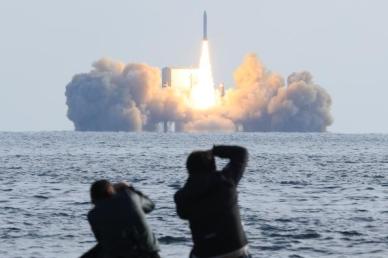 군, 고체연료 추진 우주발사체 발사 성공…민간위성 탑재