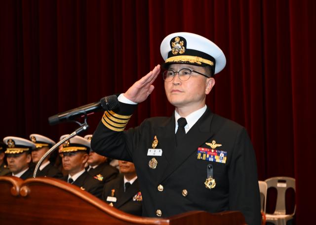 하성욱 준장진 신임 해군항공사령관이 해군항공사 장병 및 군무원에게 경례를 받고 있다 사진하사 최민기