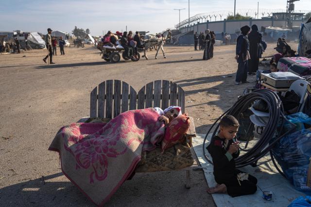 12월 4일현지시간 이스라엘 가자지구 폭격으로 난민이된 팔레스타인인들이 라파에 있는 난민촌으로 모여들고 있다 사진AP 연합뉴스 
