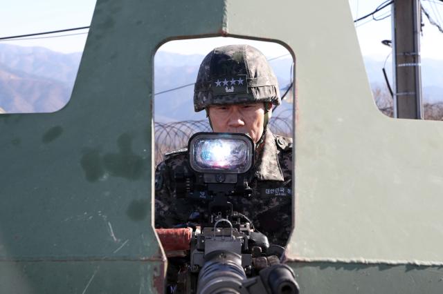김명수 합참의장이 지난달 30일 동부전선 최전방 부대를 방문해 K-6 기관총 진지를 확인점검하고 있다 사진연합뉴스