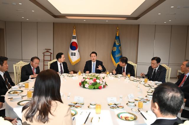 윤석열 대통령이 5일 국민의힘 지도부와 비공개 오찬 회동을 진행하고 있다 사진대통령실
