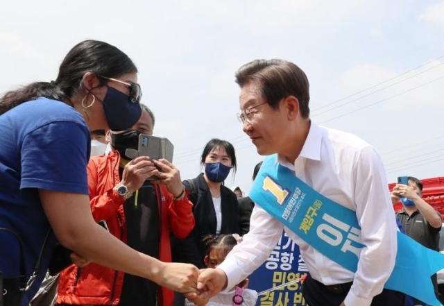 지난해 인천 계양을 국회의원 보궐선거에 출마한 이재명 더불어민주당 대표당시 후보가 지지자들과 인사하고 있다 사진연합뉴스