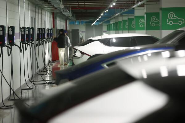 서울의 한 건물 주차장에서 전기자동차가 충전되고 있다 사진연합뉴스
