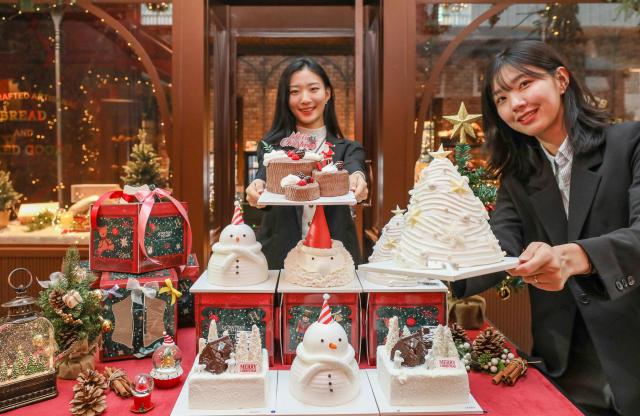 서울 여의도동에 있는 더현대 서울 H빌리지에서 직원들이 ‘베즐리 크리스마스 케이크’를 선보이고 있다 사진현대백화점
