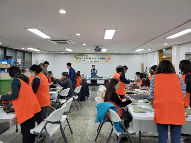 함평군가족센터센터장 김기영는 11월 23일목부터 12월 1일금 저녁 시간 4회 직장인과 가족 위한 요리 교실 성료사진함평군