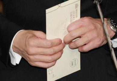 [포토] 김예지 의원이 준 편지 꼭 쥐고 질의응답 받는 한동훈 장관