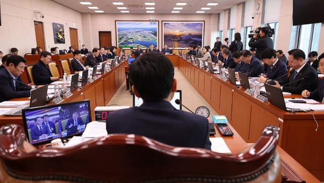 지난달 30일 국회에서 국토교통위원회 전체회의가 진행 중이다 사진연합뉴스