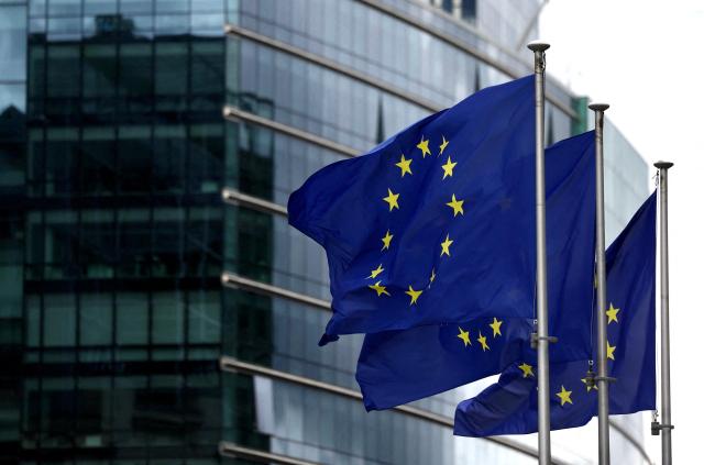 벨기에 수도 브뤼셀의 유럽연합EU 집행위원회 본부 앞에 걸린 EU 깃발 사진로이터·연합뉴스