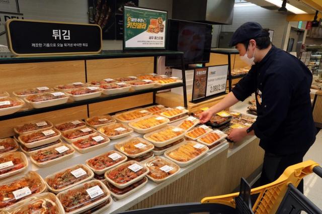 Quầy thực phẩm chế biến sẵn trong một siêu thị E-mart ẢnhE-mart