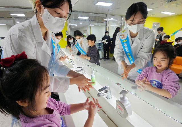 올바른 손씻기 교실에 참가한 북구청직장어린이집 원생들이 마이코플라스마 폐렴균 감염증 예방을 위한 손씻기 방법을 배우고 있다 사진연합뉴스