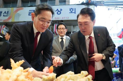尹, 네덜란드와 반도체 동맹 구축...이재용‧최태원과 ASML 방문