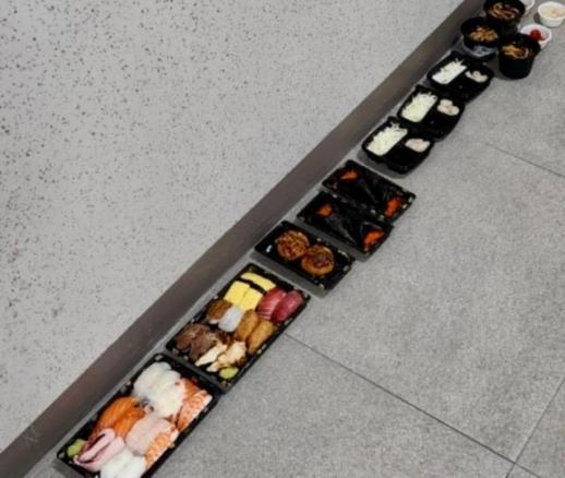 사진과 달라 배달 음식 아파트 복도에 진열한 손님