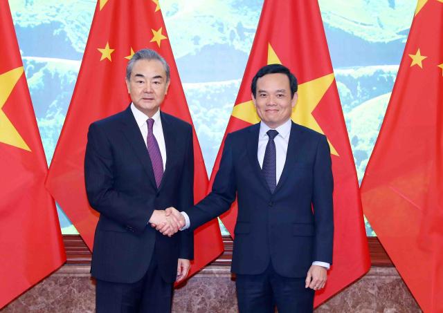지난 1일 베트남을 방문한 왕이 중국 외교부장왼쪽사진EPA연합뉴스