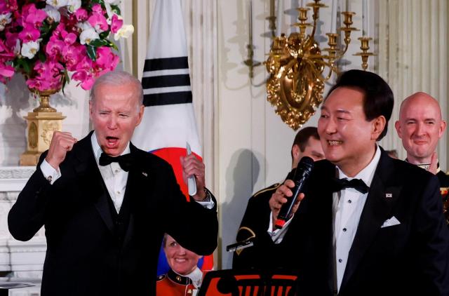 Tổng thống Hàn Quốc Yoon Suk-yeol hát ca khúc American Pie tại buổi quốc yến ở Mỹ ẢnhYonhap News
