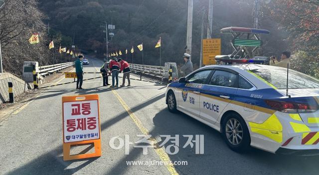 대구 달성군은 7일 유가읍 비슬산 휴양림길 일원에서 달성군 공무원 및 달성경찰서 20여 명이 참여한 가운데 겨울철 폭설 대응 교통소통대책 훈련을 시행했다 사진대구달성군