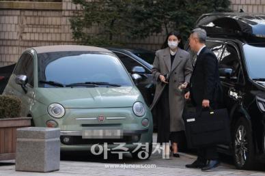 입시 비리 조민 첫 재판…법원 들어서던 찰나