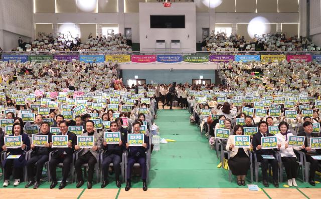 8일 오전 시흥시 실내체육관에서 열린 2023년 경기보육인대회에서 김동연 경기도지사 염종현 경기도의회 의장 임태희 경기도교육감 임병택 시흥시장 등이 퍼포먼스 및 기념촬영을 하고 있다 사진경기도