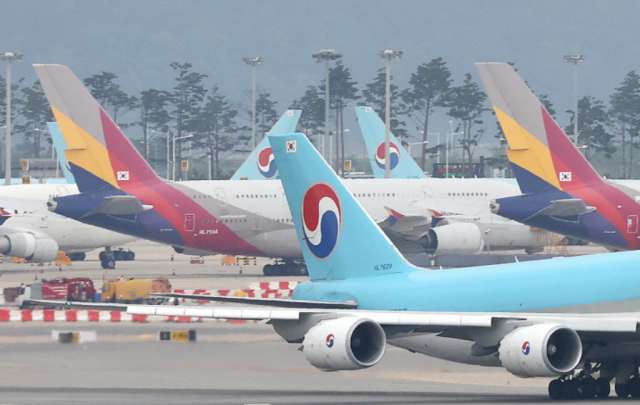 대한항공과 아시아나 항공기들이 인천국제공항에 계류하고 있다 사진연합뉴스
