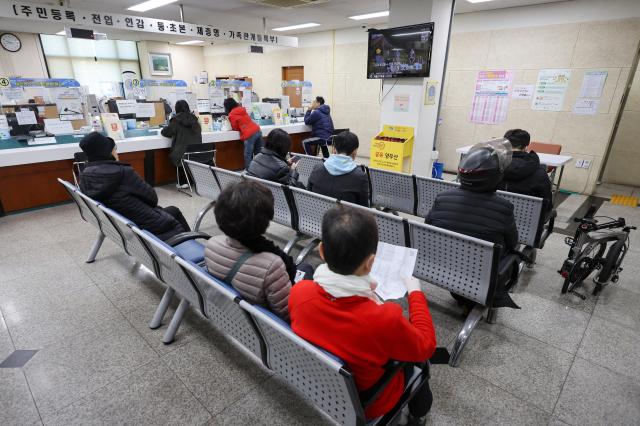 20일 오전 서울 동작구 상도1동주민센터를 찾은 시민들이 순서를 기다리고 있다 사진연합뉴스