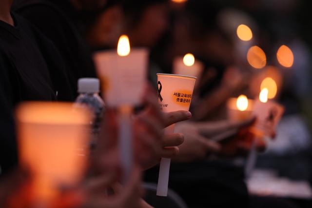  서울 서이초등학교 교사의 49재 추모일 기념 촛불문화제에서 참가자들이 촛불을 밝히고 있다 사진연합뉴스