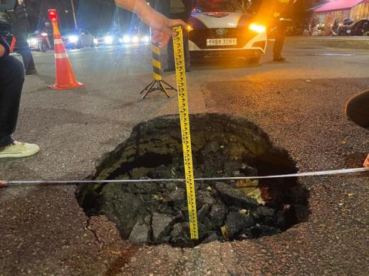 [단독] 강남 청담역 인근에 깊이 4m싱크홀 발생...지나가던 승용차 바퀴 빠져 