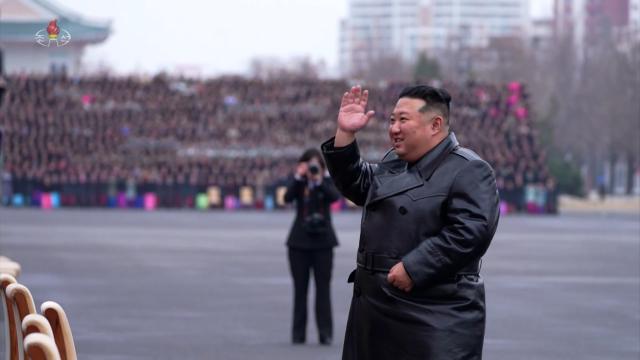 김정은 북한 국무위원장이 지난 8일 제5차 전국어머니대회 참가자들과 함께 기념사진을 촬영했다고 조선중앙TV가 9일 보도했다 사진연합뉴스