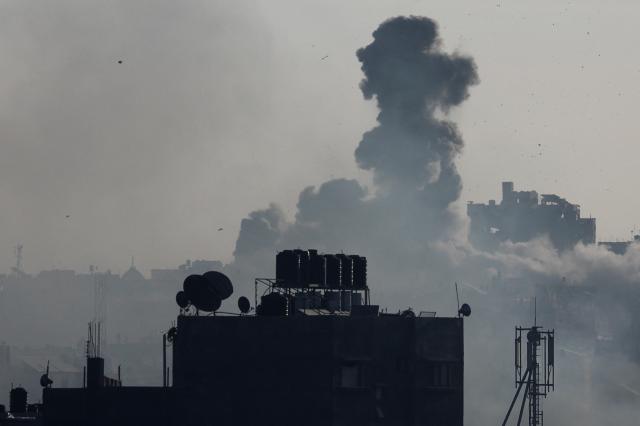 Smoke rises after Israeli strikes amid the ongoing conflict between Israel and the Palestinian Islamist group Hamas in Khan Younis in the southern Gaza Strip December 10 2023 REUTERSIbraheem Abu Mustafa2023-12-10 171751
저작권자 ⓒ 1980-2023 ㈜연합뉴스 무단 전재 재배포 금지undefined