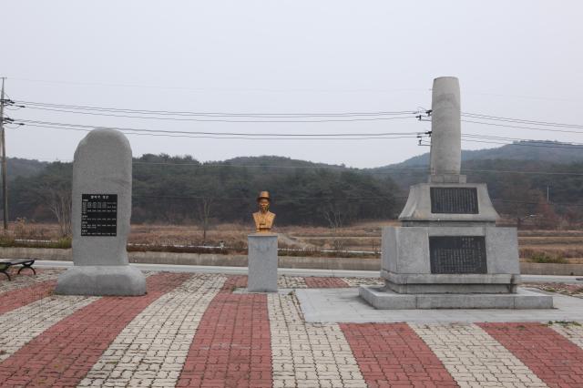 김창환 생가터에 복원된 기념비와 동상