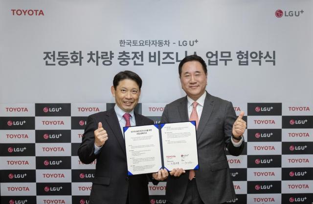 나카하라 토시유키 한국도요타자동차 전무왼쪽와 현준용 LG U+ 부사장이 ‘전동화 차량 충전 비즈니스 업무협약’을 체결하고 있다 사진도요타코리아