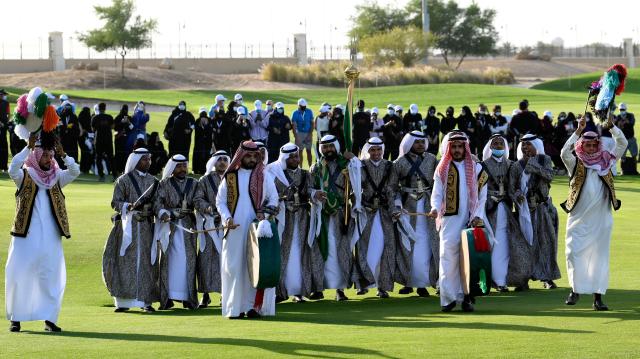 지난해 2월 사우디아라비아 킹 압둘 경제 도시 로열 그린스 골프 앤드 컨트리클럽 18번 홀에서 우승자를 축하하는 공연팀 당시 이 공연은 사우디군의 진군 같았다 사진아시안 투어