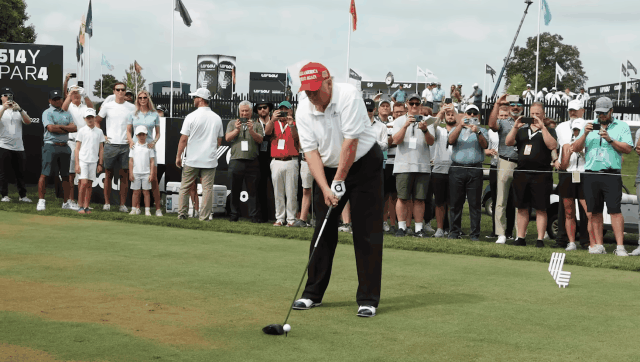 도널드 트럼프 전 미국 대통령이 LIV 골프 인비테이셔널 시리즈 프로암 행사에서 스윙 중이다 영상LIV 골프