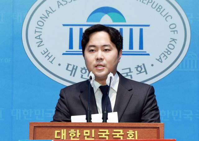 출마 선언하는 김인규 전 행정관
    서울연합뉴스 한종찬 기자  김인규 전 대통령 정무수석실 행정관이 11일 국회 소통관에서 기자회견을 열고 부산 서·동구 출마 선언을 하고 있다 김 전 행정관은 김영삼 전 대통령의 손자다 20231211
    sabaynacokr2023-12-11 103146
저작권자 ⓒ 1980-2023 ㈜연합뉴스 무단 전재 재배포 금지저작권자 ⓒ 1980-2023 ㈜연합뉴스 무단 전재 재배포 금지