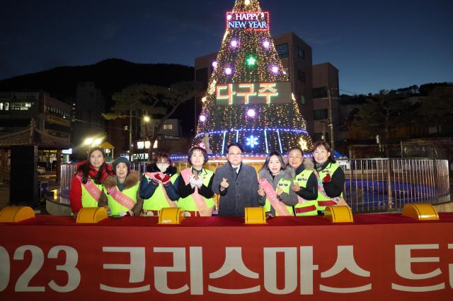 김하수 청도군수오른쪽 네번째가 크리스마스트리 앞에서 청도군 희망2024나눔캠페인 출범식에 참여하고 기념촬영 하고 있다사진청도군