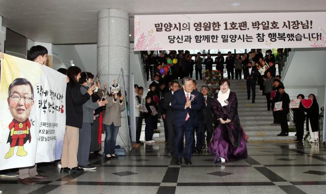 11일 박일호 밀양시장 퇴임식 후 직원들이 박 시장을 환송하고 있다사진밀양시