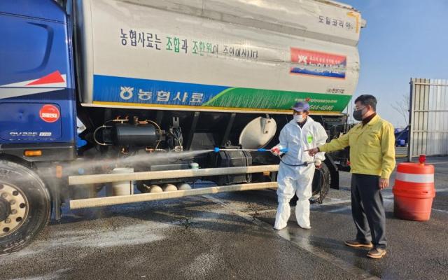 정성주 김제시장맨 오른쪽이 지역 내에 설치된 소독시설을 찾아 조류인플루엔자 방역상황을 점검하고 있다사진김제시