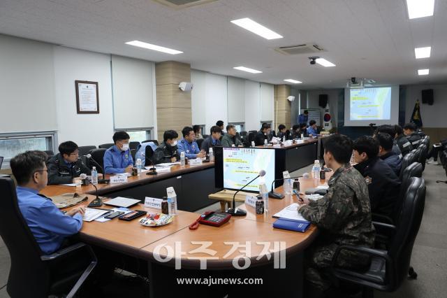 관계자들이 ‘2023년 4분기 수난대비 기본훈련’을 실시하고 있다사진동해해경