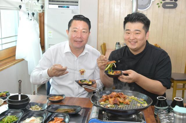 최영일 순창군수왼쪽가 이원일 셰프와 함께 개발한 순창고추장불고기를 시식하고 있다사진순창군