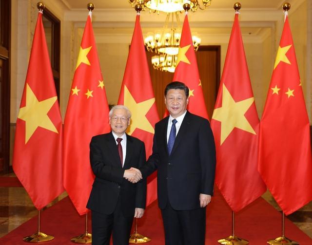 응우옌 푸 쫑 베트남 공산당 서기장이 2022년 10월 중국을 방문해 시진핑 중국 국가주석과 만나 악수하고 있다 사진중국정부망