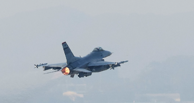 한·미 연합공중훈련 비질런트 디펜스Vigilant Defence가 시작된 30일 경기도 평택시 주한미공군 오산기지에서 F-16 전투기가 이륙하고 있다 사진연합뉴스