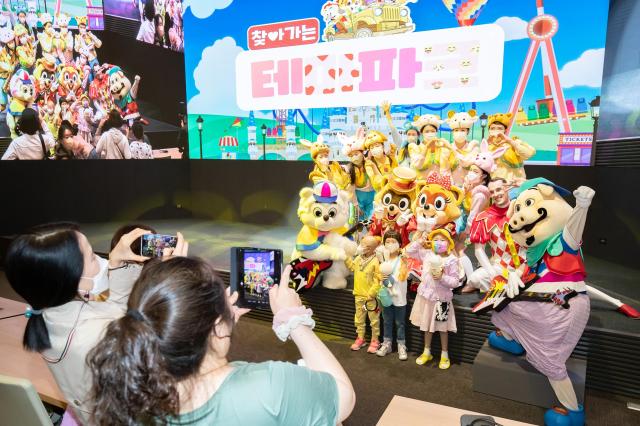 어린이날 100주년을 기념해 서울대어린이병원 대강당에서 진행된 찾아가는 테마파크 행사에서 공연을 마친 출연자들이 어린이들과 기념촬영하고 있다 