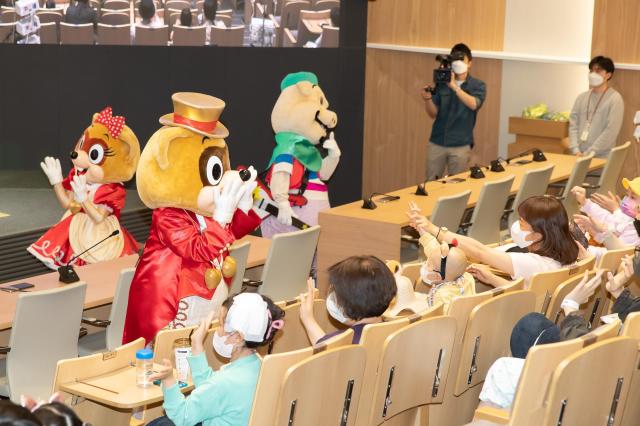 지난 5월 어린이날 100주년을 기념해 서울대어린이병원 대강당에서 진행된 찾아가는 테마파크 행사에서 롯데월드 캐릭터들이 공연을 펼치고 있다 사진롯데월드